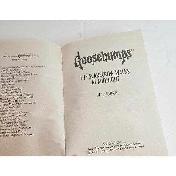 Goosebumps#20 The Scarecrow Walks at Midnight R.L. Stine Paperback Scary VTG - Picture 3 of 5